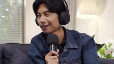 Neşeli radyo sunucusu, iş arkadaşıyla birlikte podcast 'i gösteriyor. Evdeki podcast stüdyosunda eğleniyor, konuşuyor ve kayıt yapıyor..