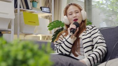 Neşeli radyo sunucusu, iş arkadaşıyla birlikte podcast 'i gösteriyor. Evdeki podcast stüdyosunda eğleniyor, konuşuyor ve kayıt yapıyor..