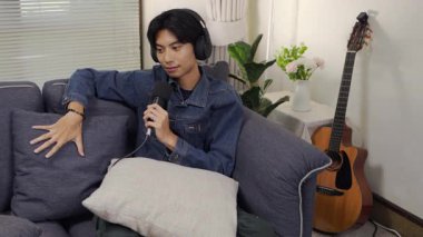 Neşeli radyo sunucusu, iş arkadaşıyla birlikte podcast 'i gösteriyor. Evdeki podcast stüdyosunda eğleniyor, konuşuyor ve kayıt yapıyor..