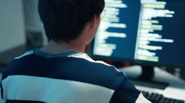 Yazılım geliştirme teknolojisi sistemleri için kod yazan genç programcı arayüz veri analizi bulut hesaplama sanal çözümleri