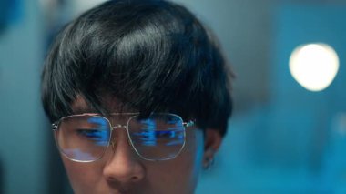 Kod ekranı yansıtan yakın çekim programcısı odaklı yazılım sistemi teknolojisi arayüzü dijital analitik