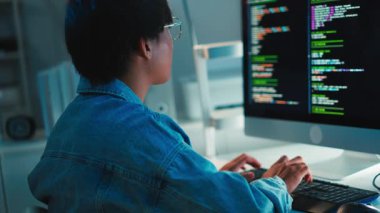 Programcı hata ayıklama yazılımı geliştirici gece monitörü ekran geliştirme projesi sistem test teknolojisi yeniliği