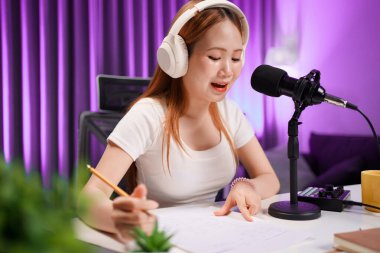 Kadın podcast sunucusu çevrimiçi medya yayını, dijital yayın ve profesyonel iletişim için ses içeriği oluşturuyor