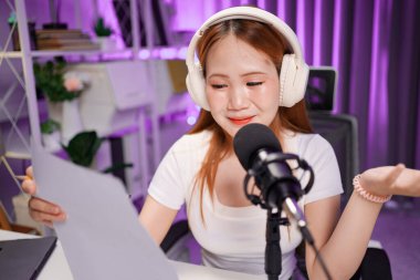 Kadın podcast sunucusu çevrimiçi medya yayını, dijital yayın ve profesyonel iletişim için ses içeriği oluşturuyor