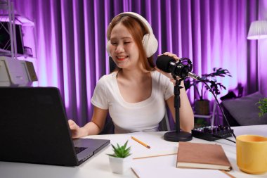 Kadın podcast sunucusu çevrimiçi medya yayını, dijital yayın ve profesyonel iletişim için ses içeriği oluşturuyor