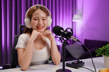 Kadın podcast sunucusu çevrimiçi medya yayını, dijital yayın ve profesyonel iletişim için ses içeriği oluşturuyor