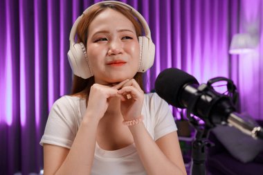 Kadın podcast sunucusu çevrimiçi medya yayını, dijital yayın ve profesyonel iletişim için ses içeriği oluşturuyor