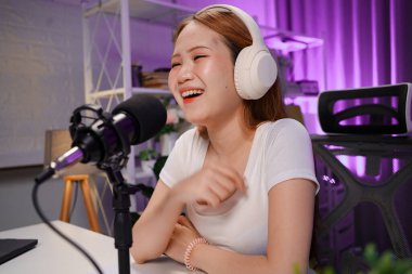 Kadın podcast sunucusu çevrimiçi medya yayını, dijital yayın ve profesyonel iletişim için ses içeriği oluşturuyor