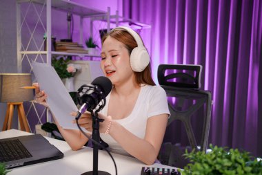 Kadın podcast sunucusu çevrimiçi medya yayını, dijital yayın ve profesyonel iletişim için ses içeriği oluşturuyor