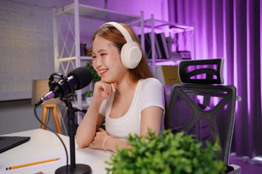 Kadın podcast sunucusu çevrimiçi medya yayını, dijital yayın ve profesyonel iletişim için ses içeriği oluşturuyor