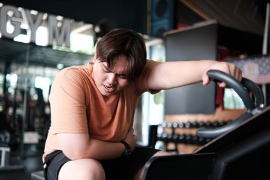 Beden eğitimi sırasında ara veren bitkin bir adam. Gerçek çaba..