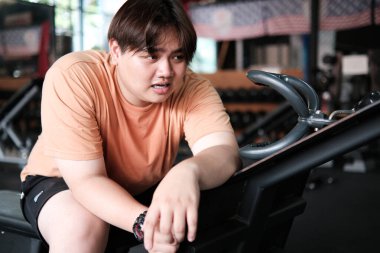 Kilo verme yolculuğunun gerçek mücadelesi: Yorgun bir adamın mola vermesi..