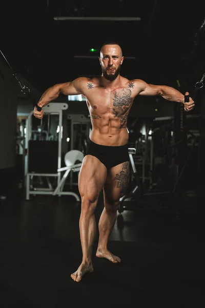 Jeune Homme Musclé Bodybuilder Faire Entraînement Dur Pour Ses Muscles — Photo