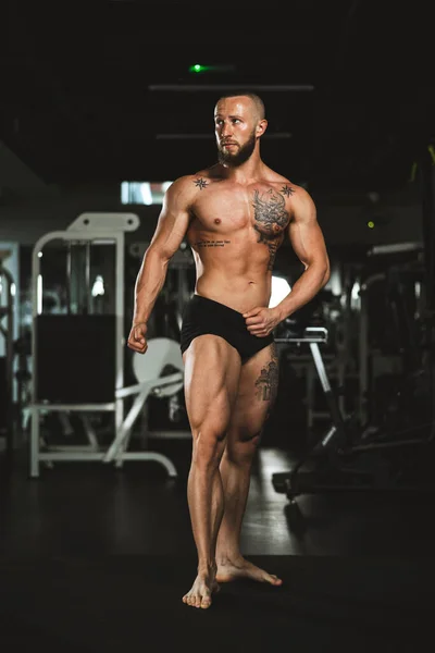 Prise Vue Jeune Bodybuilder Musculaire Montrant Ses Muscles Parfaits Tout — Photo