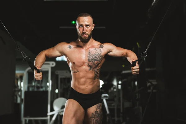 Joven Musculoso Fisicoculturista Haciendo Entrenamiento Duro Para Sus Músculos Del — Foto de Stock