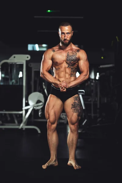 Aufnahme Eines Jungen Muskulösen Bodybuilders Der Seine Perfekten Muskeln Zeigt — Stockfoto