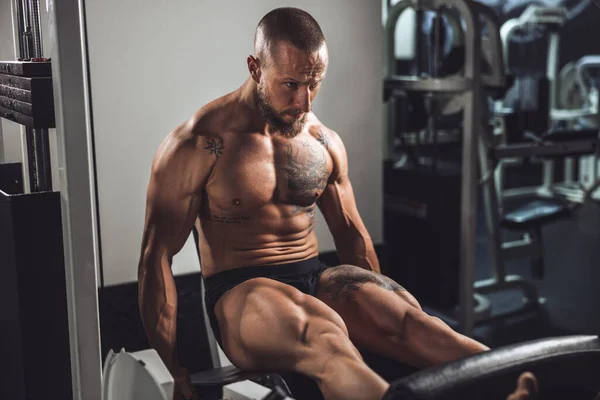 Joven Musculoso Fisicoculturista Haciendo Entrenamiento Duro Para Sus Piernas Músculos —  Fotos de Stock