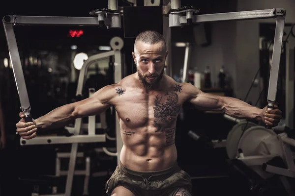 Joven Musculoso Fisicoculturista Haciendo Entrenamiento Duro Para Sus Músculos Del —  Fotos de Stock