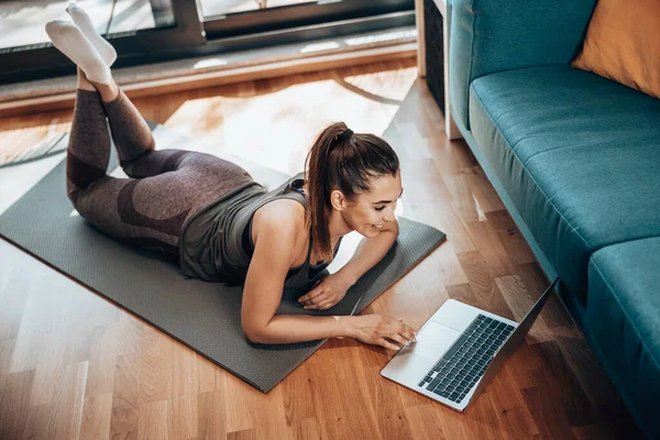 Jovem Mulher Usando Laptop Fazer Treinamento Fitness Casa — Fotografia de Stock