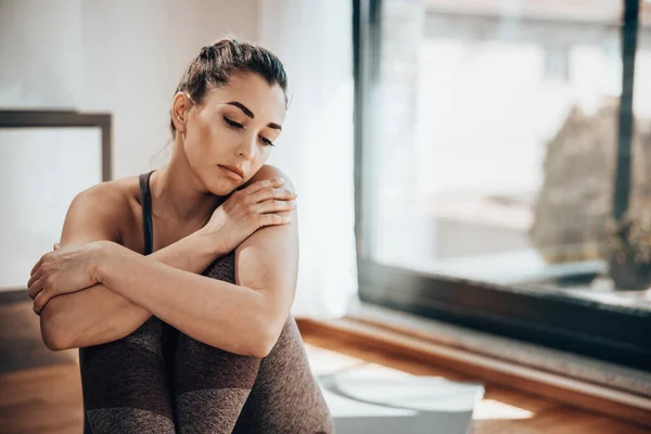 Pensive Young Woman Sitting Yoga Mat Preparing Training Home — Stockfoto