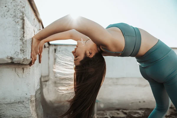 Mujer Relajada Practicando Yoga Estiramiento Ejercicio Cerca Pared Una Azotea —  Fotos de Stock