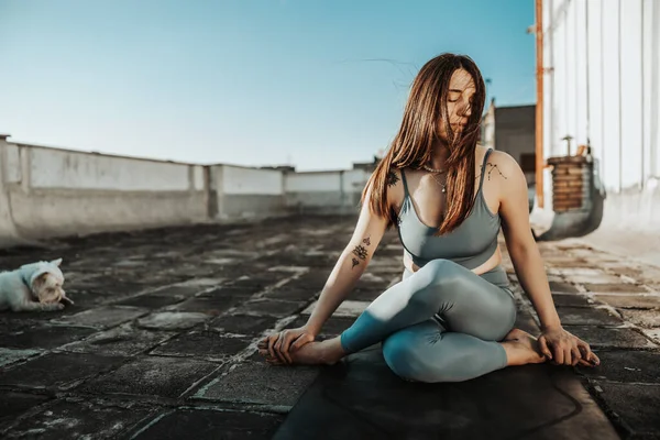 Relaxed Woman Practicing Yoga Stretching Exercise Rooftop Terrace — Stockfoto