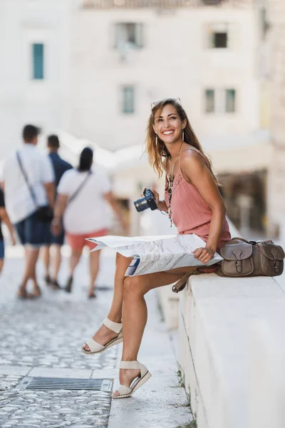 Веселая Женщина Веселится Наслаждается Летними Каникулами Сидя Лестнице Средиземноморском Городе — стоковое фото