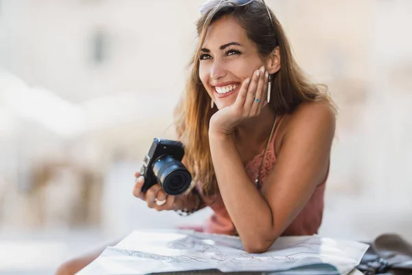 Retrato Uma Jovem Mulher Sorrindo Divertindo Desfrutando Férias Verão — Fotografia de Stock