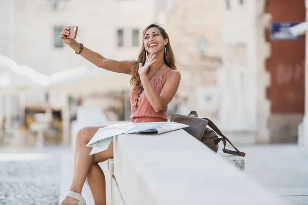 Съемка Молодой Веселой Женщины Делающей Селфи Своим Смартфоном Время Поездки — стоковое фото