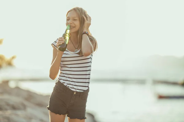Cheerful Teen Girl Having Fun Drinking Non Alcoholic Beer Beach — 스톡 사진