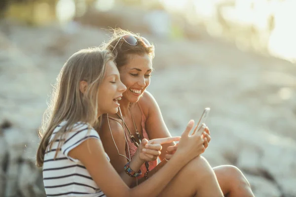 Dos Niñas Adolescentes Alegres Utilizando Teléfono Inteligente Divertirse Mientras Disfruta — Foto de Stock
