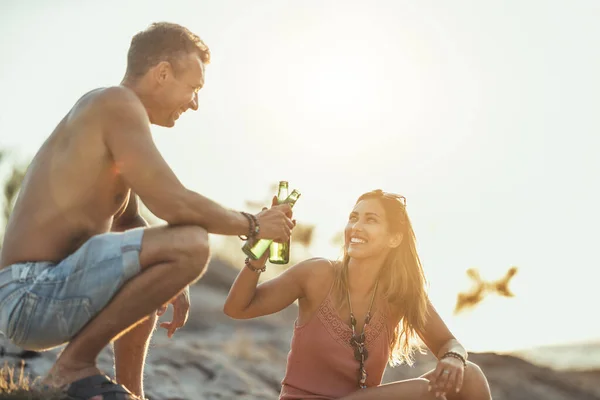 Young Couple Having Fun Drinking Beer Beach Sea Enjoying Beautiful — Stock Photo, Image