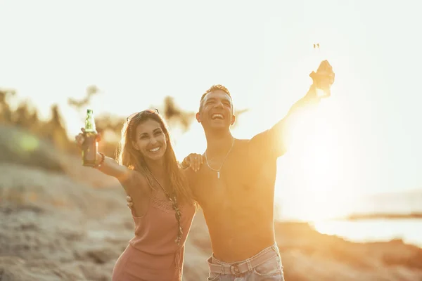 Young Couple Dancing Drinking Beer Beach Sea Enjoying Beautiful Sunset — Fotografia de Stock