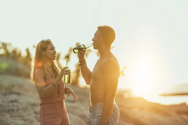 Щаслива Пара Розважається Пиво Пляжі — стокове фото