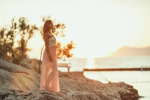 Приваблива Молода Жінка Одязі Насолоджується Літнім Заходом Сонця Чудовому Морі — стокове фото