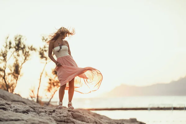 Atrakcyjna Młoda Kobieta Tańczy Bawi Się Podczas Wakacji Nad Cudownym — Zdjęcie stockowe
