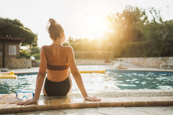 Vista Posteriore Una Ragazza Adolescente Che Gode Una Vacanza Estiva — Foto Stock