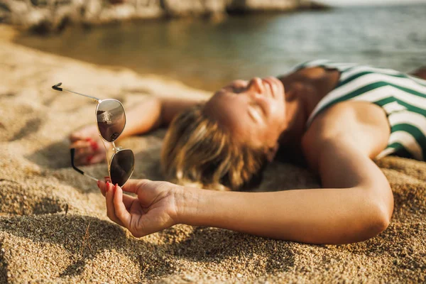Shot Una Joven Atractiva Está Tomando Sol Disfrutando Playa — Foto de Stock