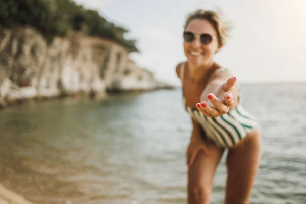 Una Atractiva Mujer Mediana Edad Está Disfrutando Playa Enfoque Selectivo —  Fotos de Stock