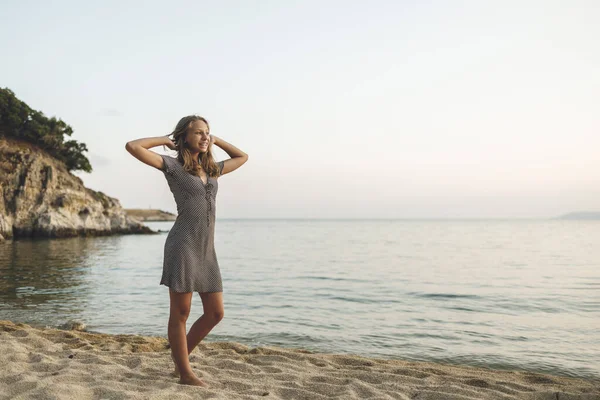 Güzel Gülümseyen Genç Kız Sahilde Duruyor Yaz Tatilinin Tadını Çıkarıyor — Stok fotoğraf