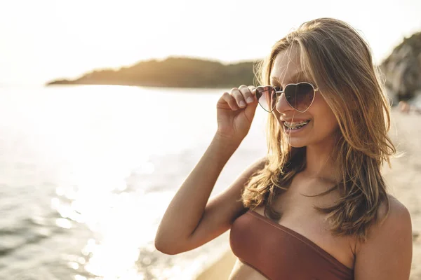 Bonito Sorrindo Menina Adolescente Com Óculos Sol Forma Coração Desfrutando — Fotografia de Stock