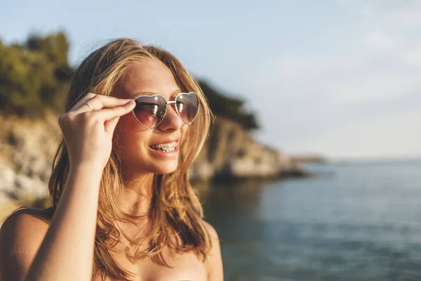 Мила Усміхнена Дівчина Підліток Сонцезахисними Окулярами Насолоджуючись Літнім Відпочинком Пляжі — стокове фото