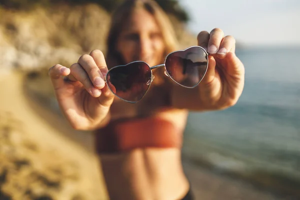 Знімок Милої Дівчини Підлітка Тримає Сонцезахисні Окуляри Формі Серця Пляжі — стокове фото