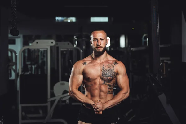 Tiro Fisiculturista Muscular Jovem Mostrando Seus Músculos Perfeitos Enquanto Posando — Fotografia de Stock