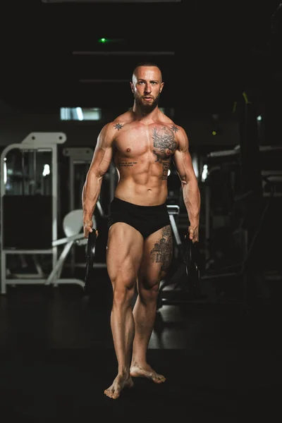 Foto Van Een Gespierde Bodybuilder Met Zijn Perfecte Spieren Het — Stockfoto