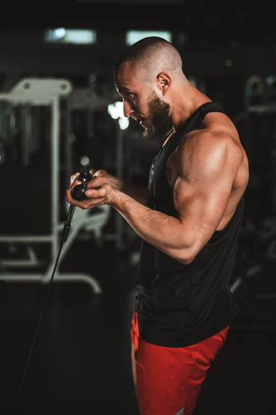 Jovem Musculoso Homem Fazendo Treinamento Duro Para Músculos Dos Braços — Fotografia de Stock