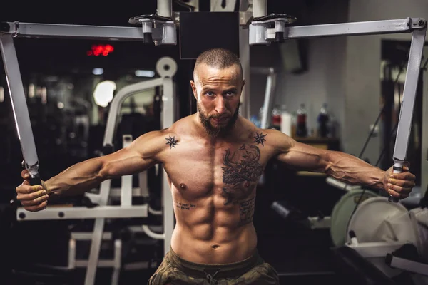 Young Muscular Bodybuilder Man Doing Hard Training His Chest Muscles — Stock Photo, Image