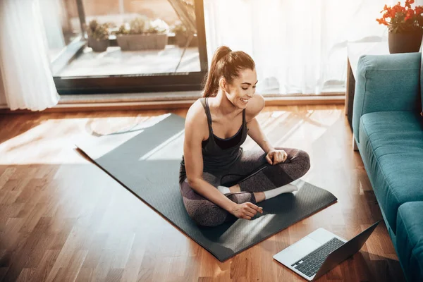 Junge Frau Benutzt Laptop Beim Fitnesstraining Hause Morgen — Stockfoto