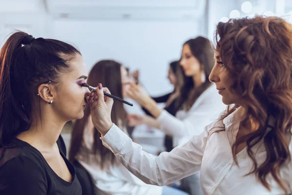 Meninas Estão Participando Maquilhagem Masterclass Eles Estão Treinando Modelo Como — Fotografia de Stock