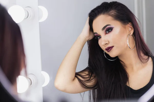 Schattig Jong Vrouw Kijken Zichzelf Reflectie Spiegel Styling Haar Haar — Stockfoto